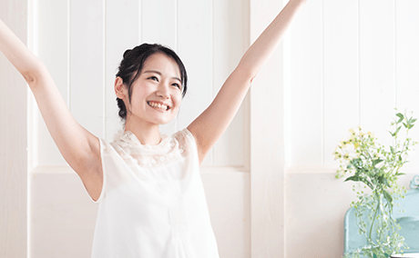 両手を上げる女性
